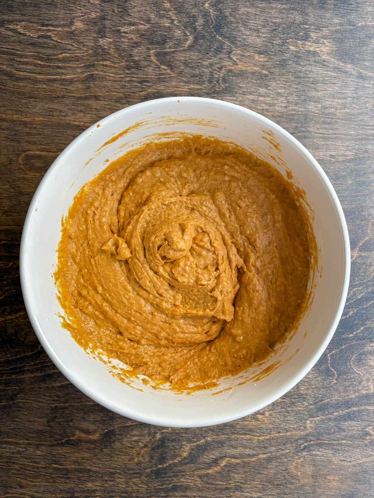 Muffin alla Zucca e Streusel Senza Glutine 9 Passaggio 4: Mescolare l'impasto per i muffin di zucca fino a che non è combinato.