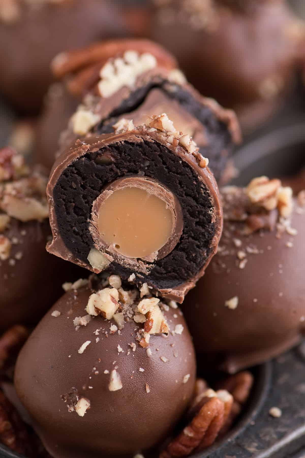 La palla oreo turtle definitiva, un capolavoro di cioccolato, caramello e noci! Ogni palla oreo è sapientemente farcita con un ROLO, per una sorpresa extra golosa!