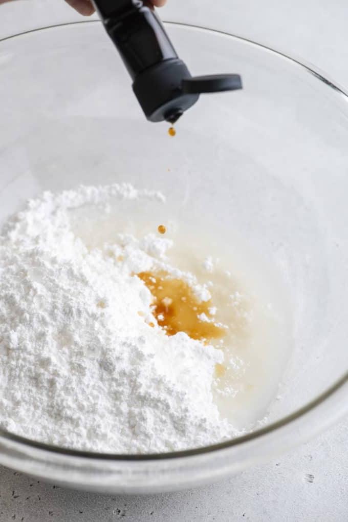 Glassa Reale senza Polvere di Meringa 10 tutti gli ingredienti per ghiaccia reale in una ciotola di vetro trasparente