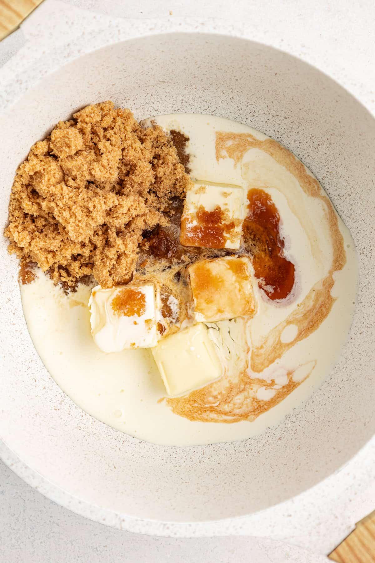 La Migliore Ricetta per Cheesecake alla Torta Pecan 10 Zucchero di canna, burro e panna fresca in un pentolino