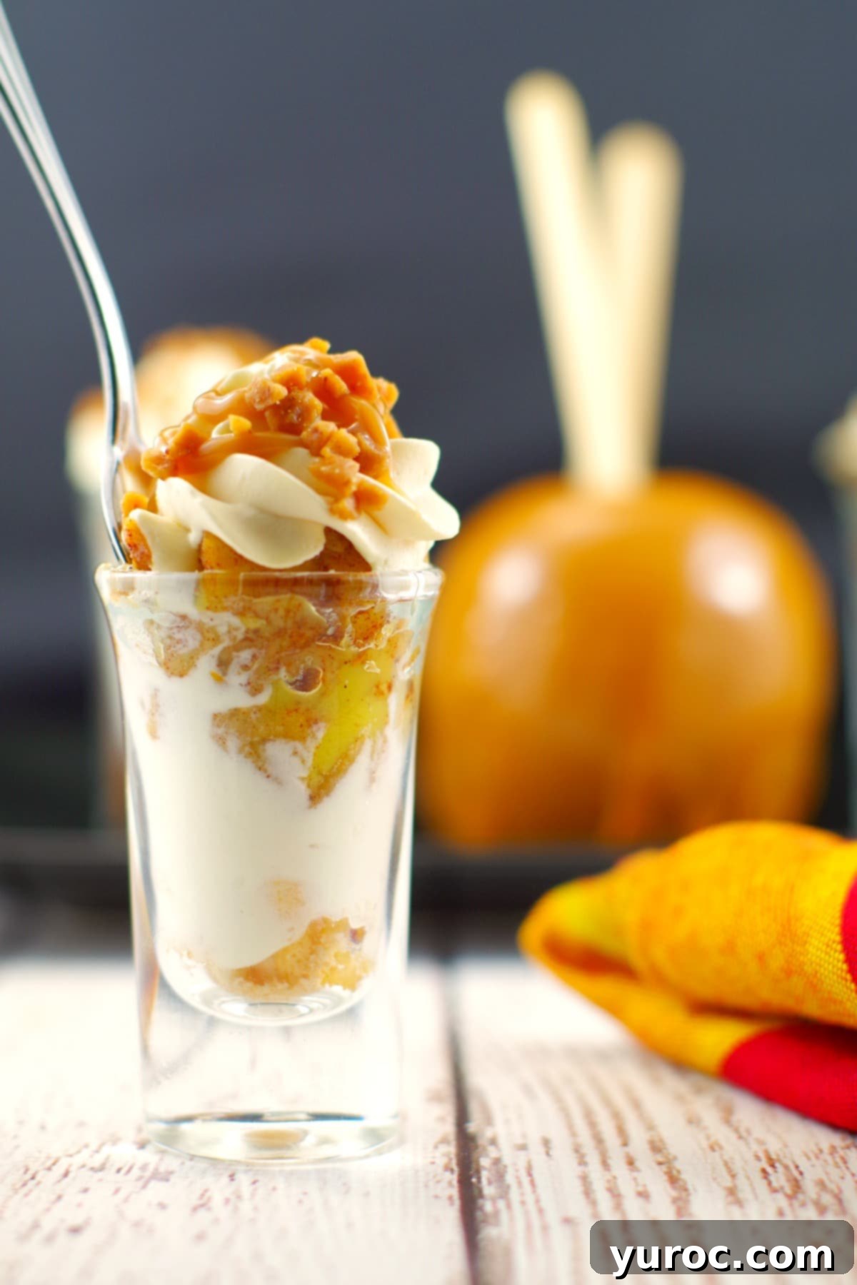 Caramel Apple Betty Dessert Shots | #dessertshots - Foodmeanderings.com