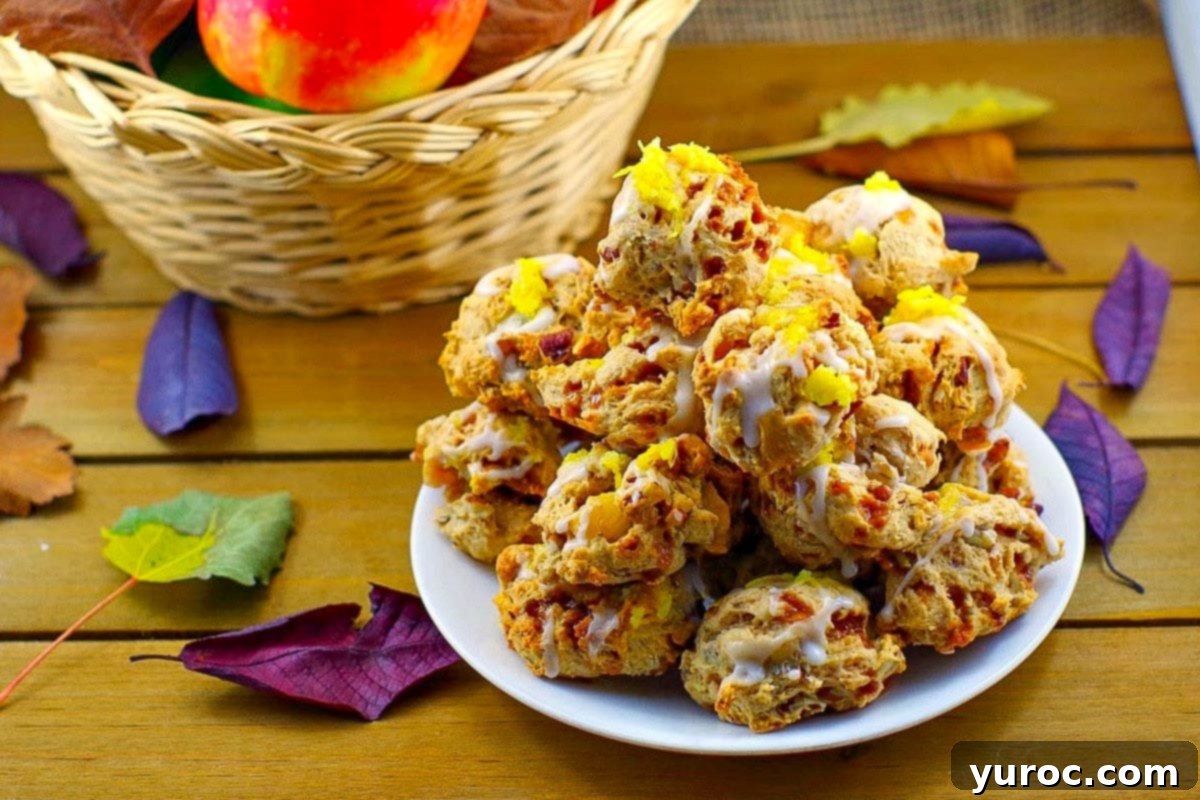 Efsane Karamelli Elmalı Kurabiyeler 9 Toffee Apple Pie Cookies on a plate with a basket of apples in the background.
